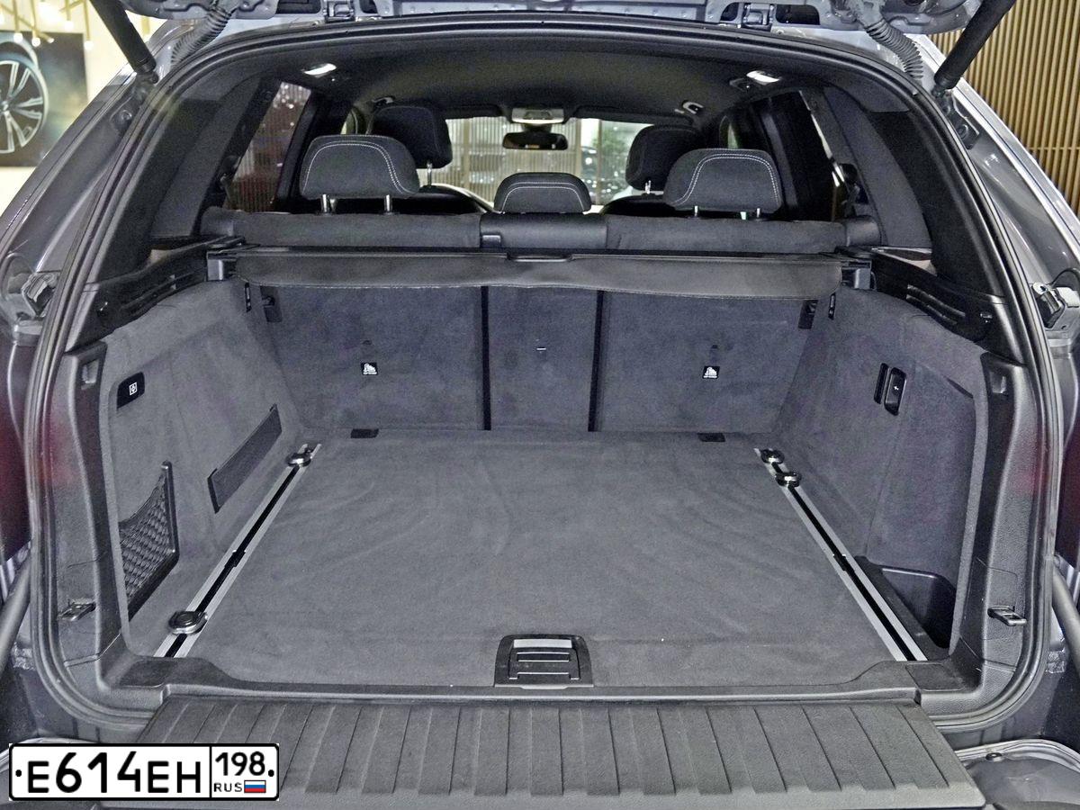 Фото автомобиля BMW X5, 2018 — госномер Е614ЕН198. Цвет: СЕРЫЙ