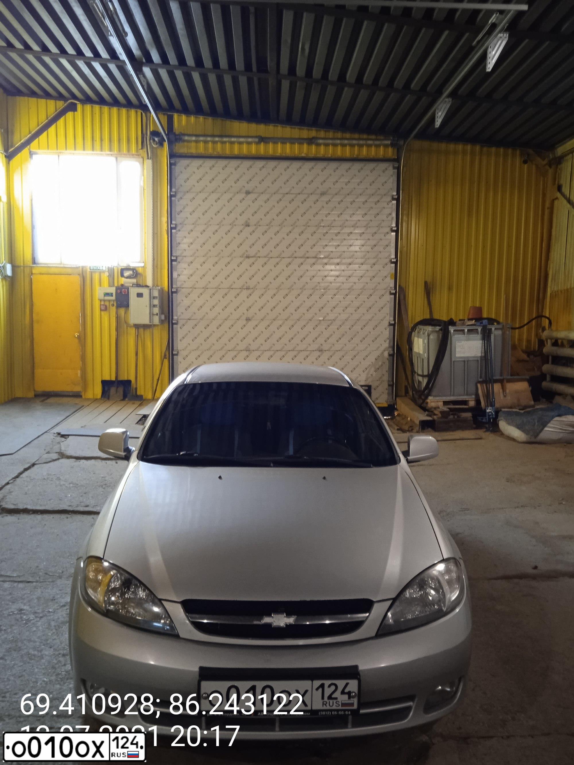 Фото автомобиля CHEVROLET LACETTI, 2010 — госномер О010ОХ124. Цвет: Серебристый