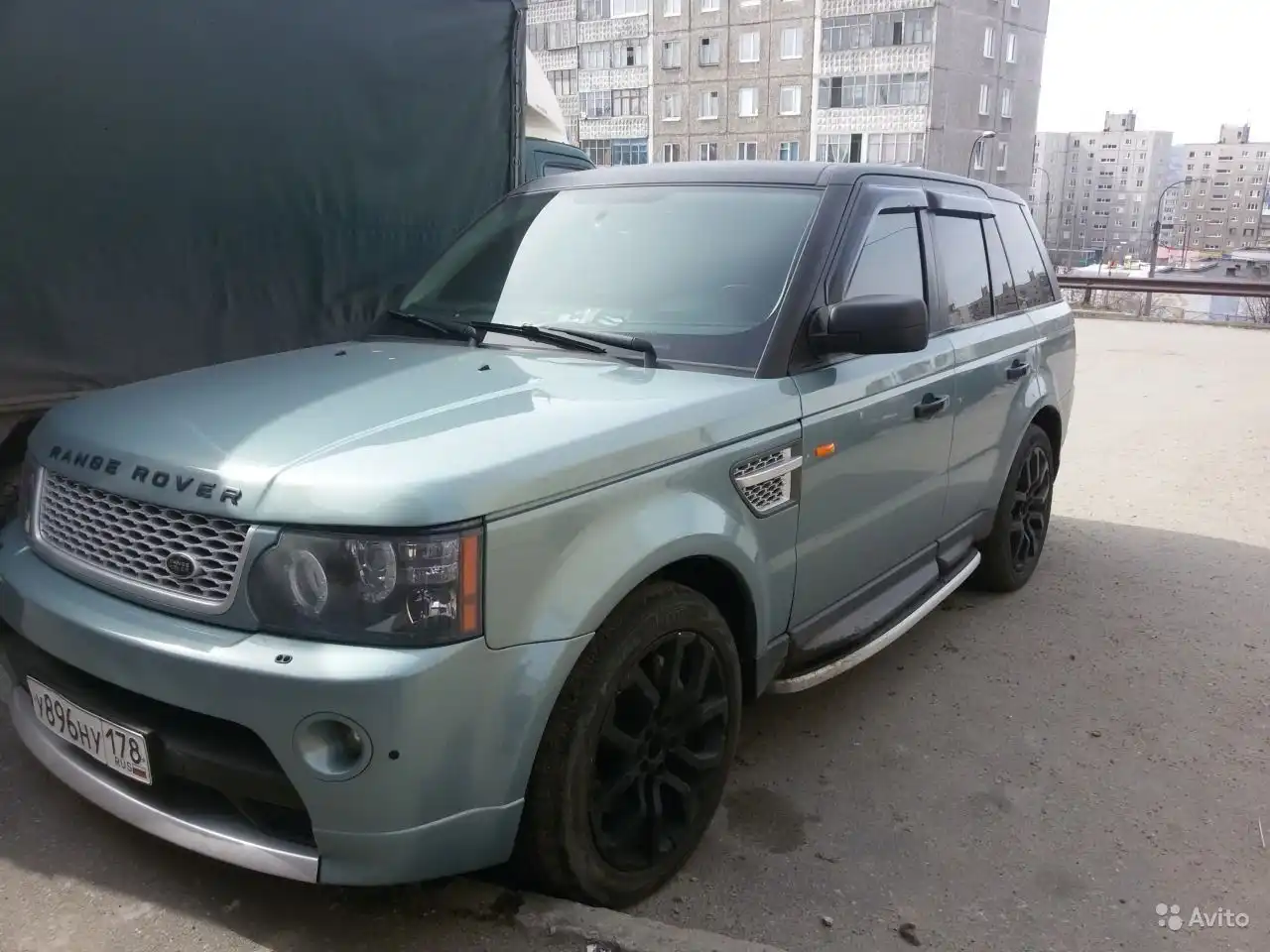 Фото автомобиля LANDROVER RANGE ROVER SPORT, 2008 — госномер М515МХ51. Цвет: СЕРО-ЗЕЛЕНЫЙ