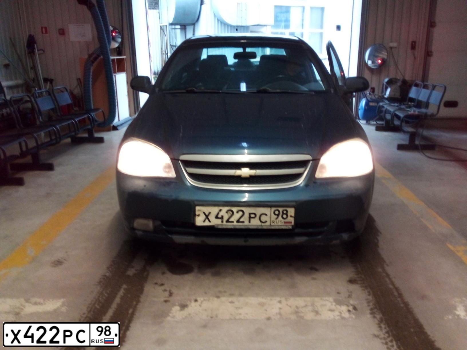 Фото автомобиля CHEVROLET LACETTI, 2008 — госномер Х422РС98. Цвет: ТЕМНО-СИНИЙ