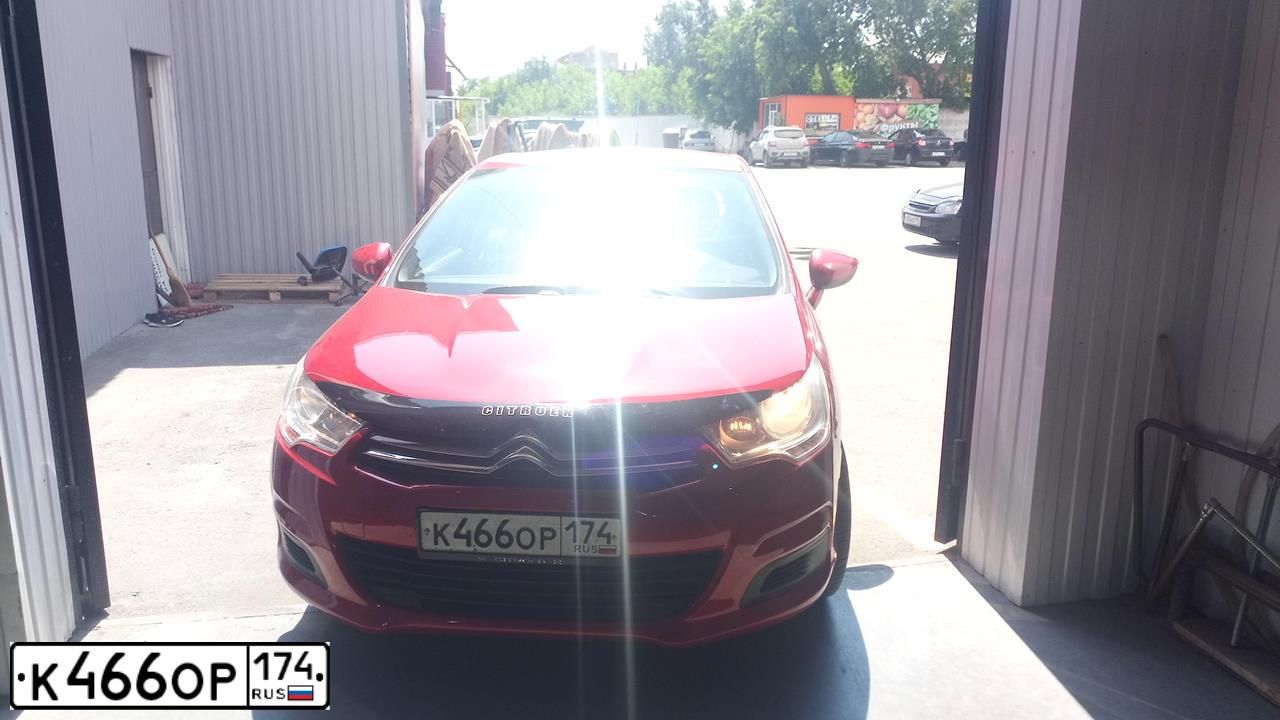 Фото автомобиля CITROEN C4, 2011 — госномер Е829АС774. Цвет: Красный