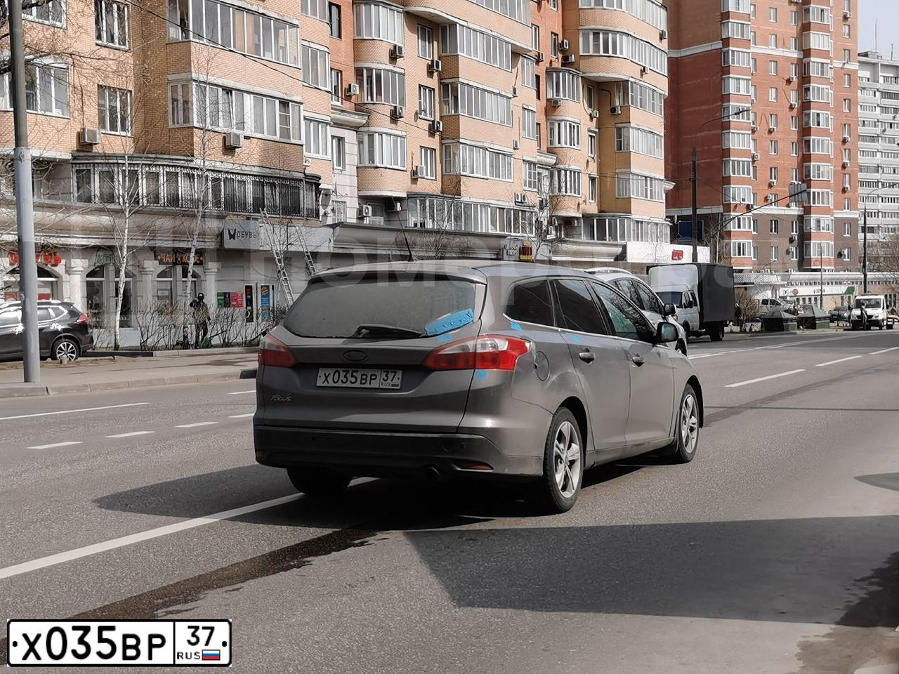 Фото автомобиля FORD FOCUS, 2012 — госномер Х035ВР37. Цвет: СЕРО-КОРИЧНЕВЫЙ