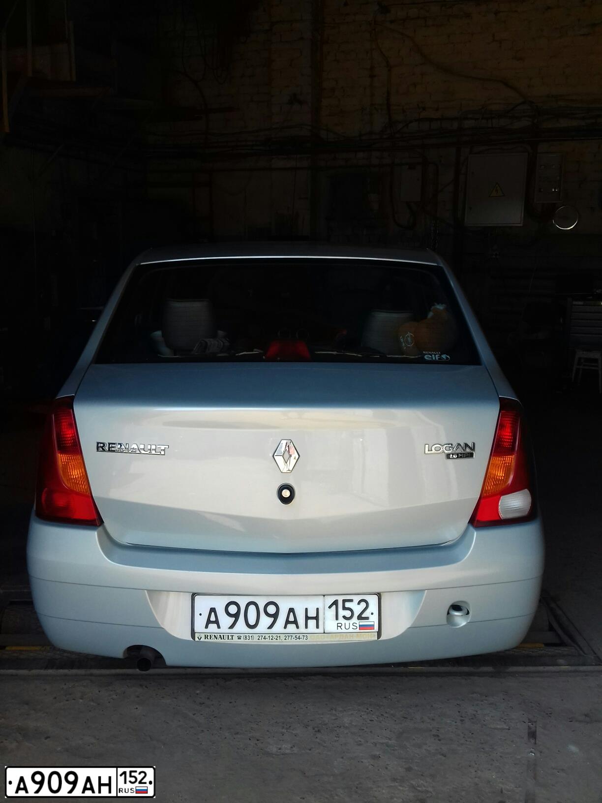 Фото автомобиля RENAULT LOGAN, 2009 — госномер А909АН152. Цвет: СЕРЫЙ