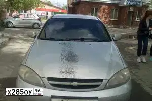 Фото автомобиля CHEVROLET T LACETTI, 2004 — госномер Х285ОУ96. Цвет: СВЕТЛО-СЕРЫЙ