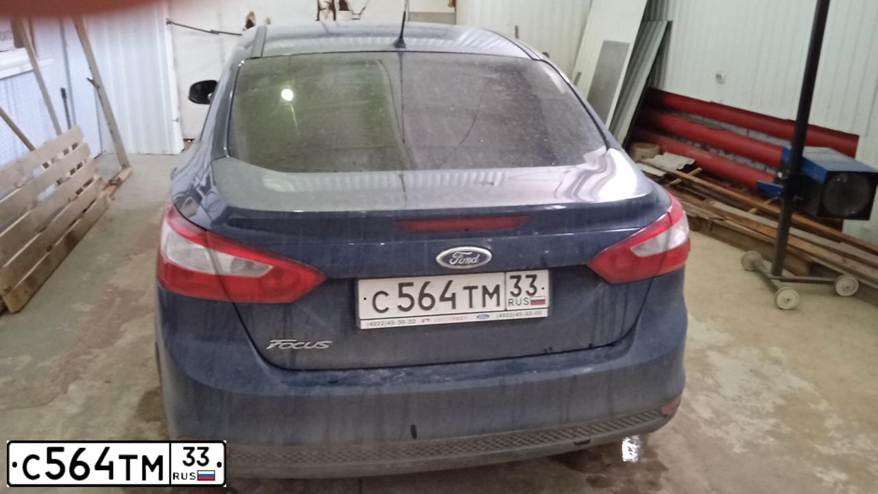 Фото автомобиля FORD FOCUS, 2011 — госномер Е827УР33. Цвет: Темно-синий