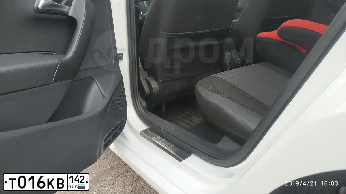 Фото автомобиля VOLKSWAGEN POLO, 2018 — госномер Т016КВ142. Цвет: Белый