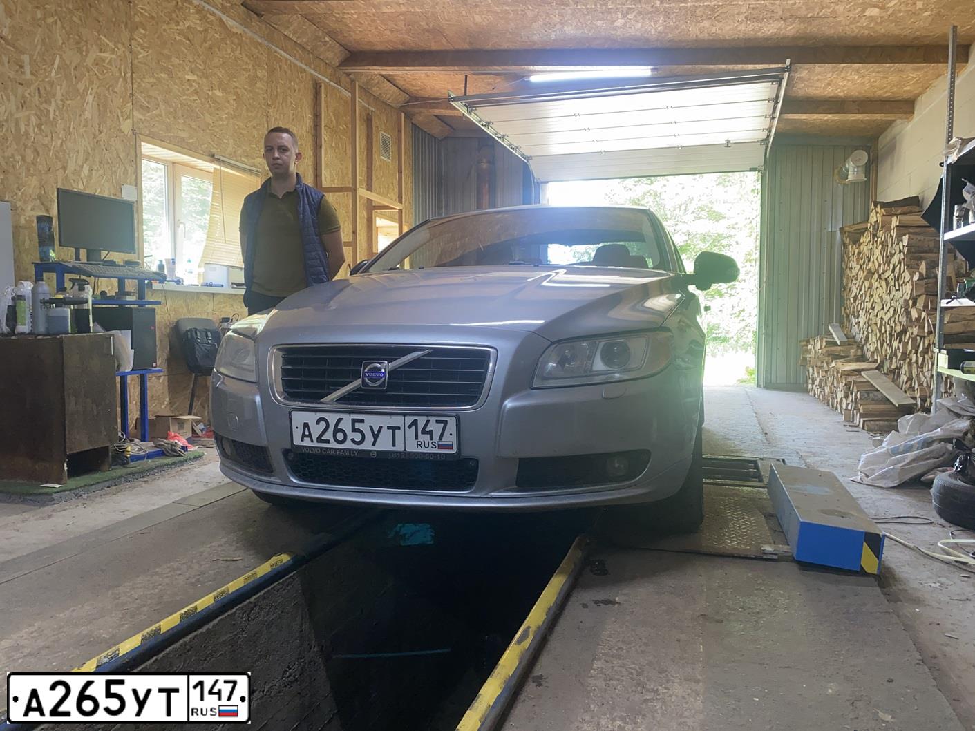 Фото автомобиля VOLVO S80, 2007 — госномер А265УТ147. Цвет: Серебристый