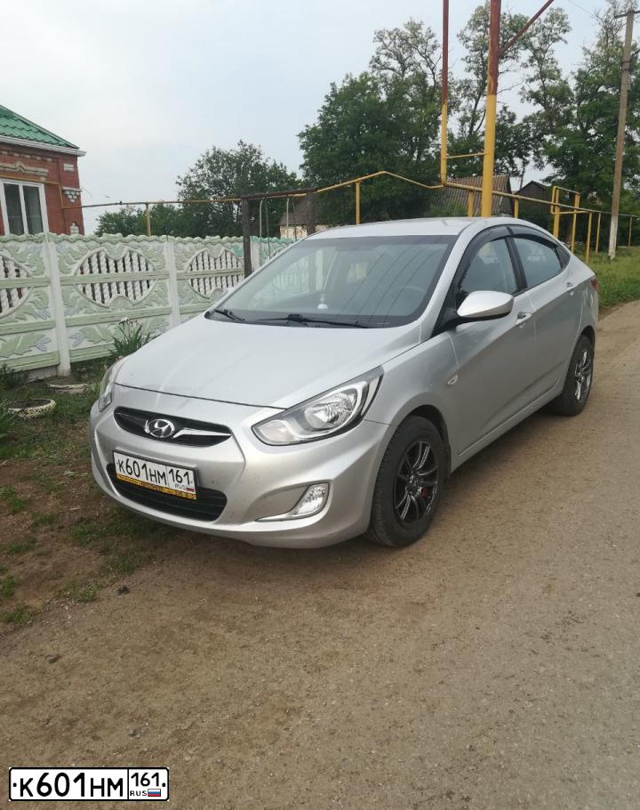 Фото автомобиля HYUNDAI SOLARIS, 2011 — госномер В919ХЕ126. Цвет: серебристый