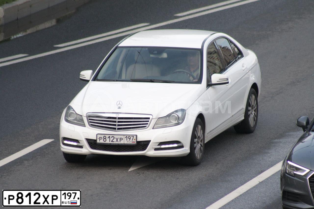 Фото автомобиля MERCEDES C-KLASSE, 2012 — госномер Р812ХР197. Цвет: БЕЛЫЙ