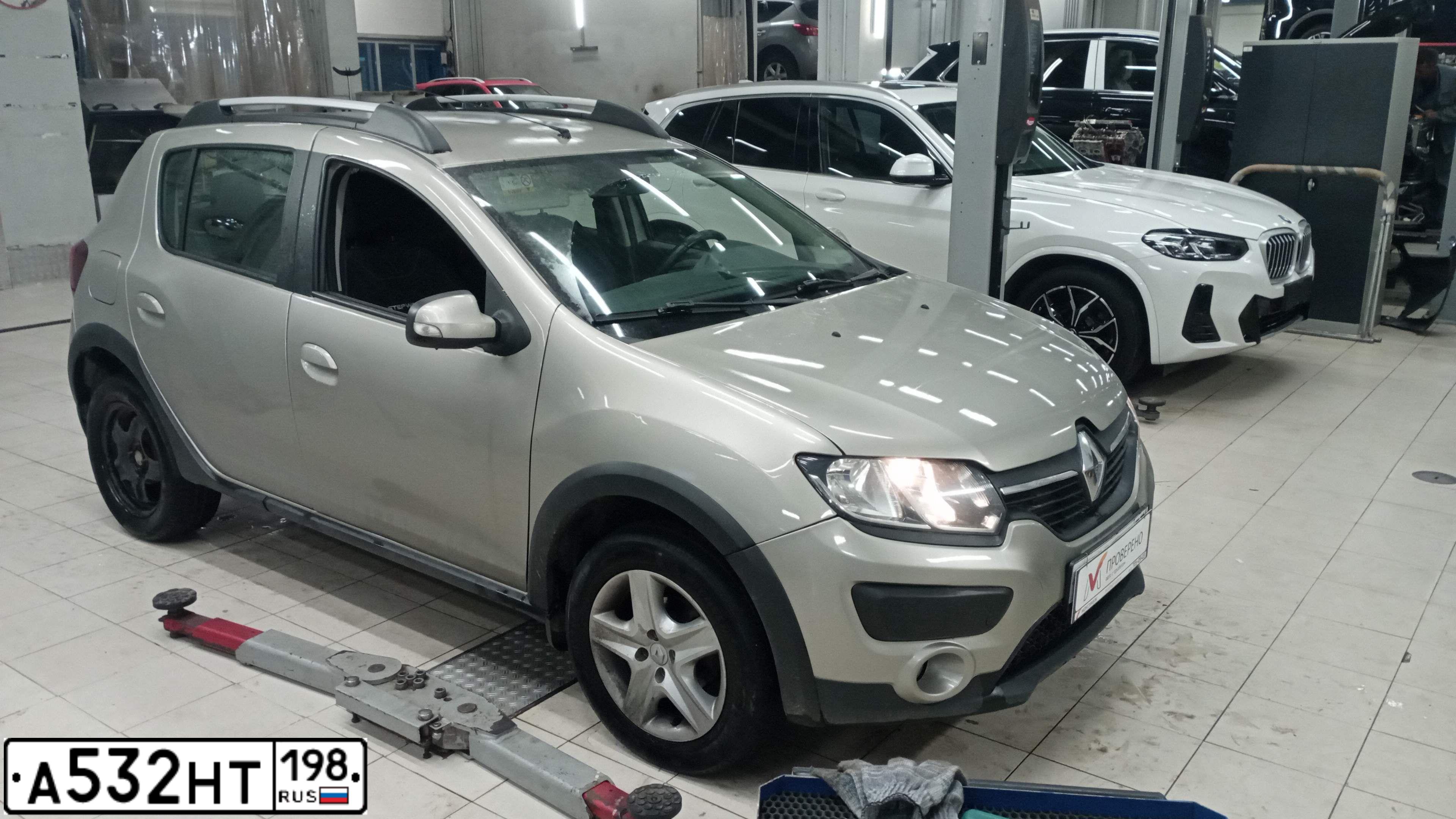 Фото автомобиля RENAULT SANDERO, 2018 — госномер Т849РЕ198. Цвет: БЕЖЕВЫЙ