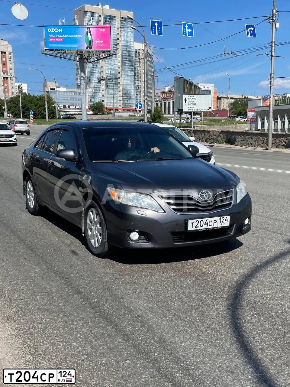 Фото автомобиля TOYOTA CAMRY, 2009 — госномер В885ОУ122. Цвет: СЕРЫЙ МЕТАЛЛИК