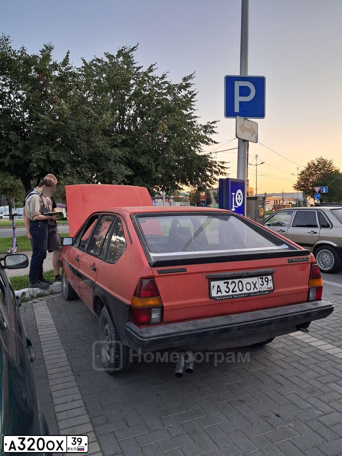 Фото автомобиля VOLKSWAGEN PASSAT, 1985 — госномер А320ОХ39. Цвет: Красный