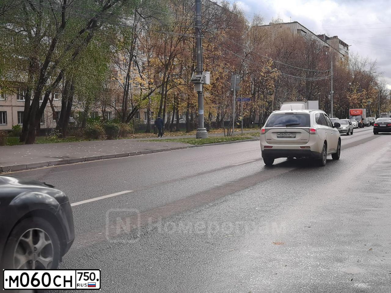 Фото автомобиля MITSUBISHI OUTLANDER, 2012 — госномер М060СН750. Цвет: Белый