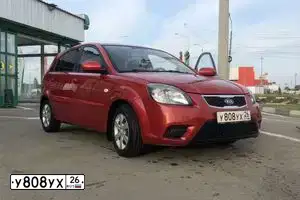 Фото автомобиля KIA RIO, 2010 — госномер У808УХ26. Цвет: Красный