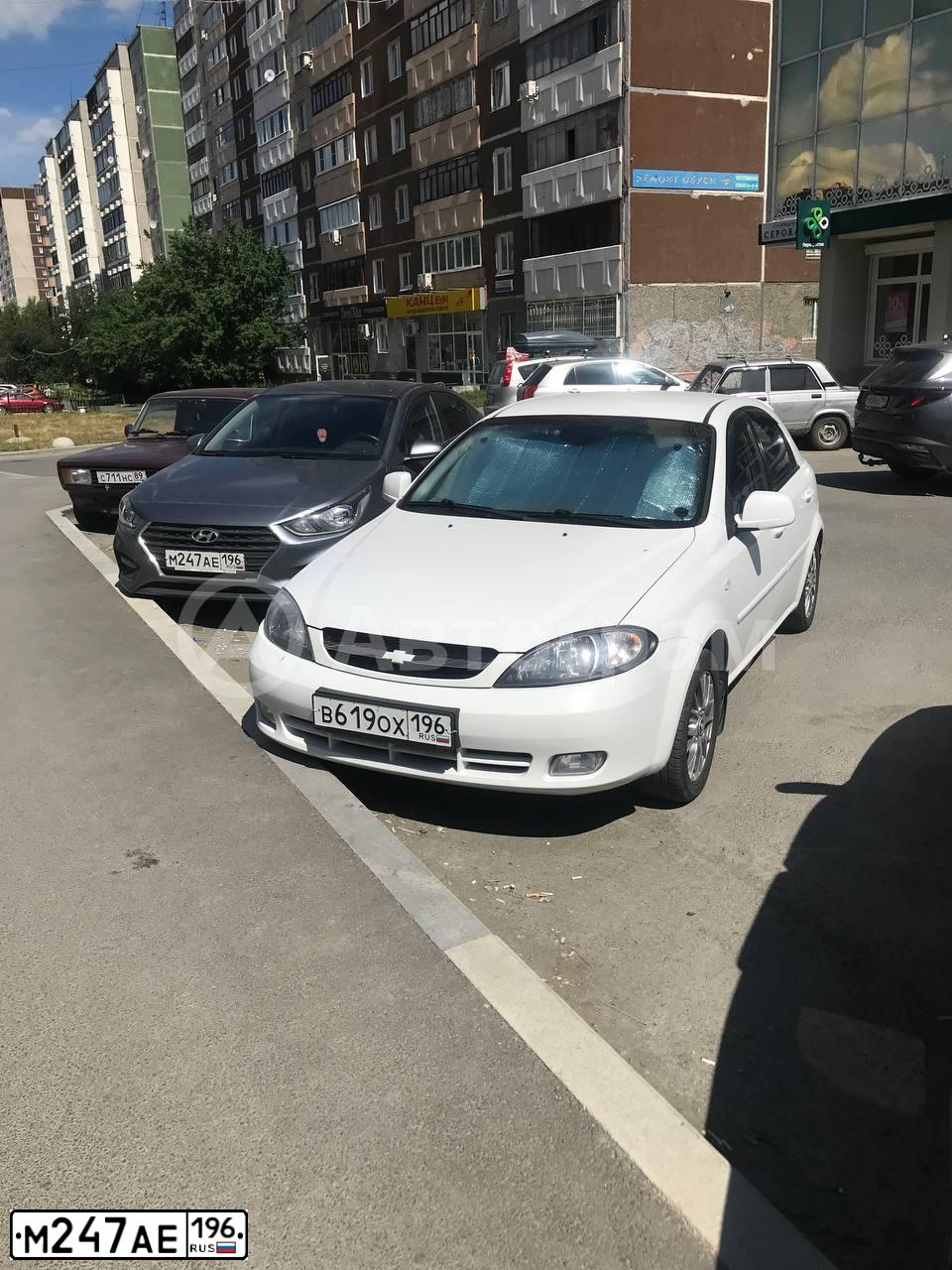 Фото автомобиля HYUNDAI SOLARIS, 2017 — госномер М247АЕ196. Цвет: СЕРЫЙ