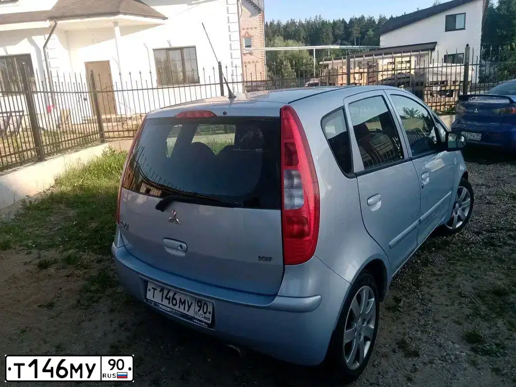 Фото автомобиля MITSUBISHI COLT, 2005 — госномер В213АУ252. Цвет: СВЕТЛО-ГОЛУБОЙ