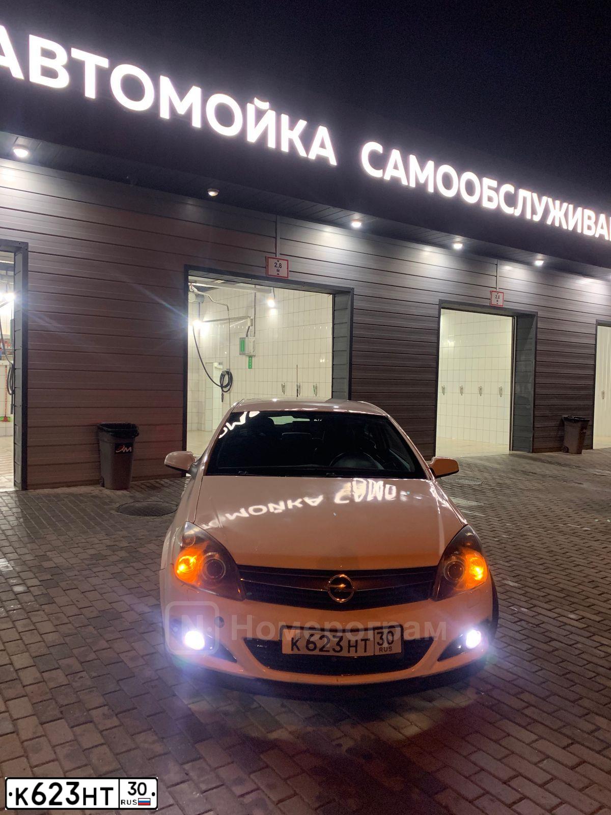 Фото автомобиля OPEL ASTRA, 2008 — госномер К623НТ30. Цвет: Белый