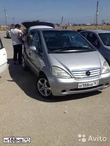 Фото автомобиля MERCEDES A-KLASSE, 1998 — госномер В423МН09. Цвет: СВЕТЛО-СЕРЫЙ