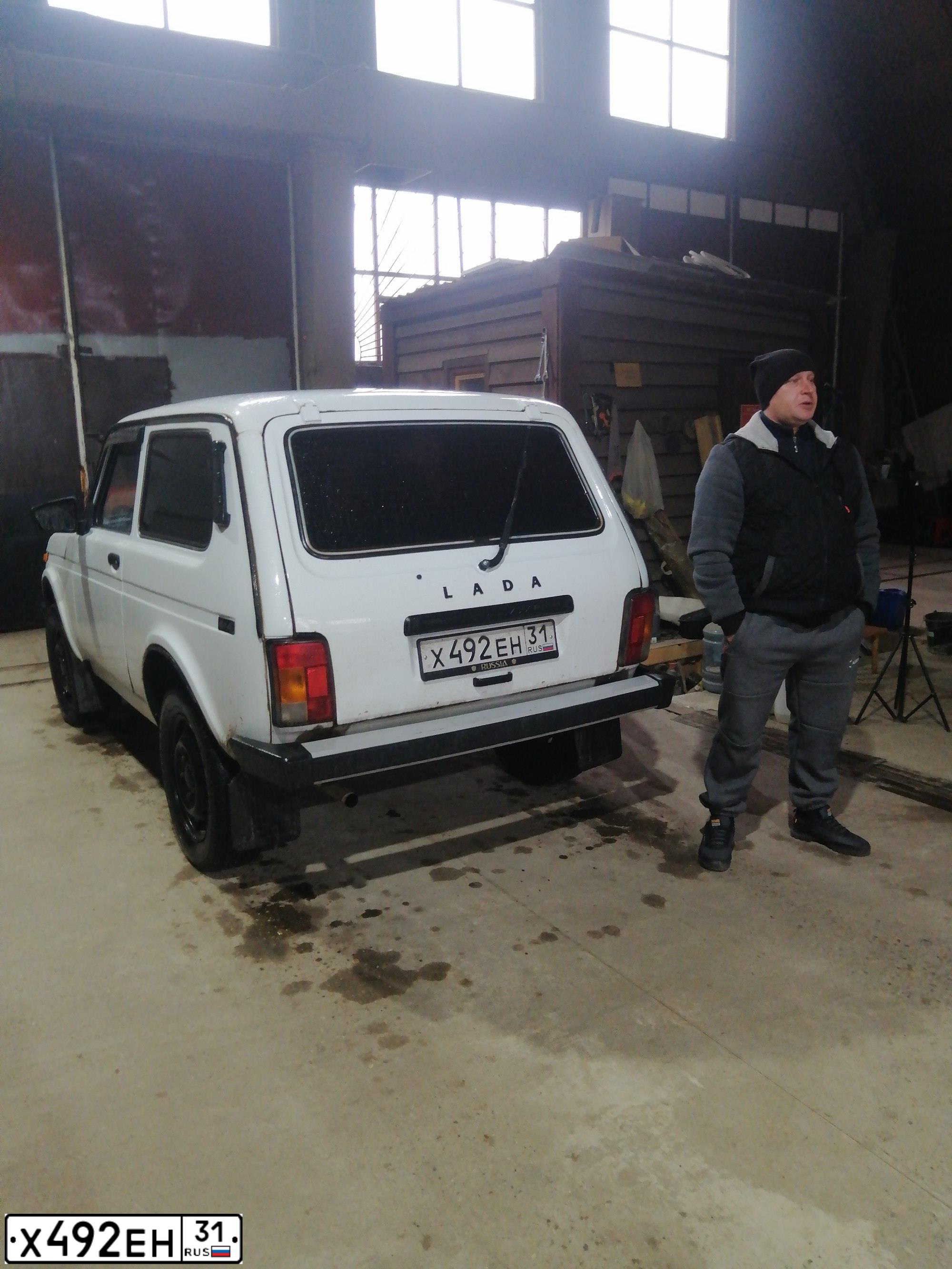Фото автомобиля LADA 2121 NIVA, 2010 — госномер Н727РХ31. Цвет: ЯРКО-БЕЛЫЙ
