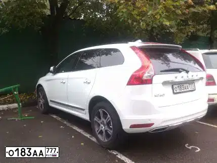 Фото автомобиля VOLVO XC60, 2013 — госномер О183АА777. Цвет: БЕЛЫЙ