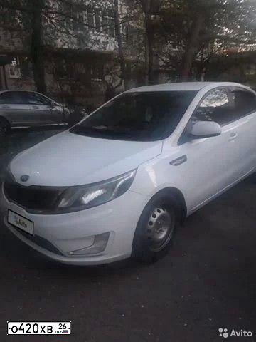 Фото автомобиля KIA RIO, 2013 — госномер Р622РК05. Цвет: Белый
