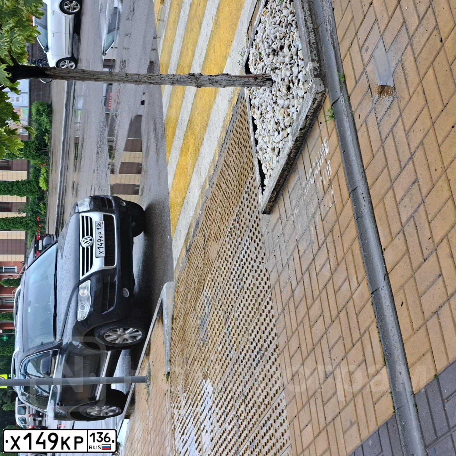 Фото автомобиля VOLKSWAGEN TOUAREG, 2007 — госномер Х149КР136. Цвет: ЧЕРНЫЙ