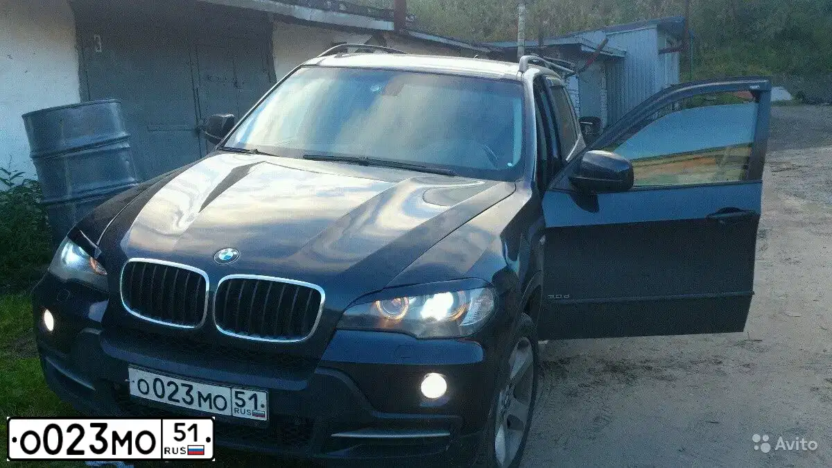 Фото автомобиля BMW X5, 2008 — госномер О023МО51. Цвет: Темно-синий