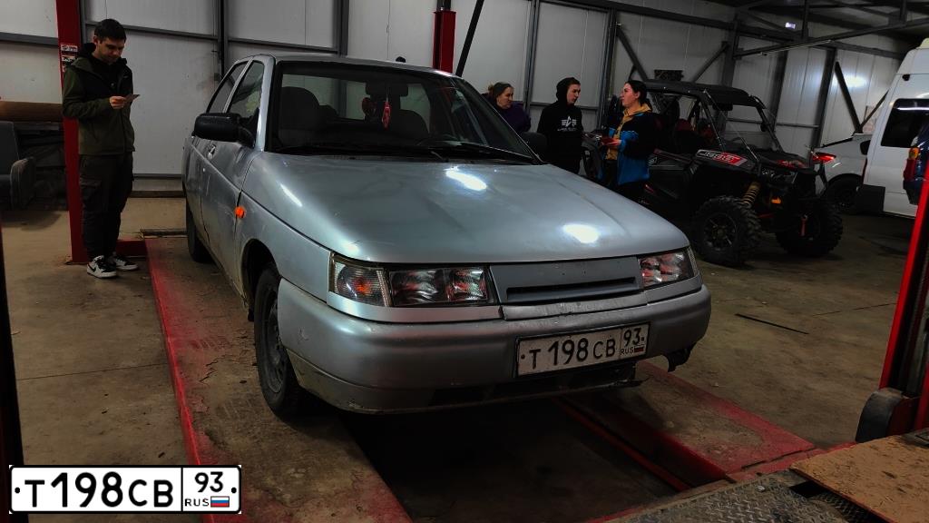Фото автомобиля LADA 2110, 2005 — госномер О333МТ193. Цвет: Серебристый