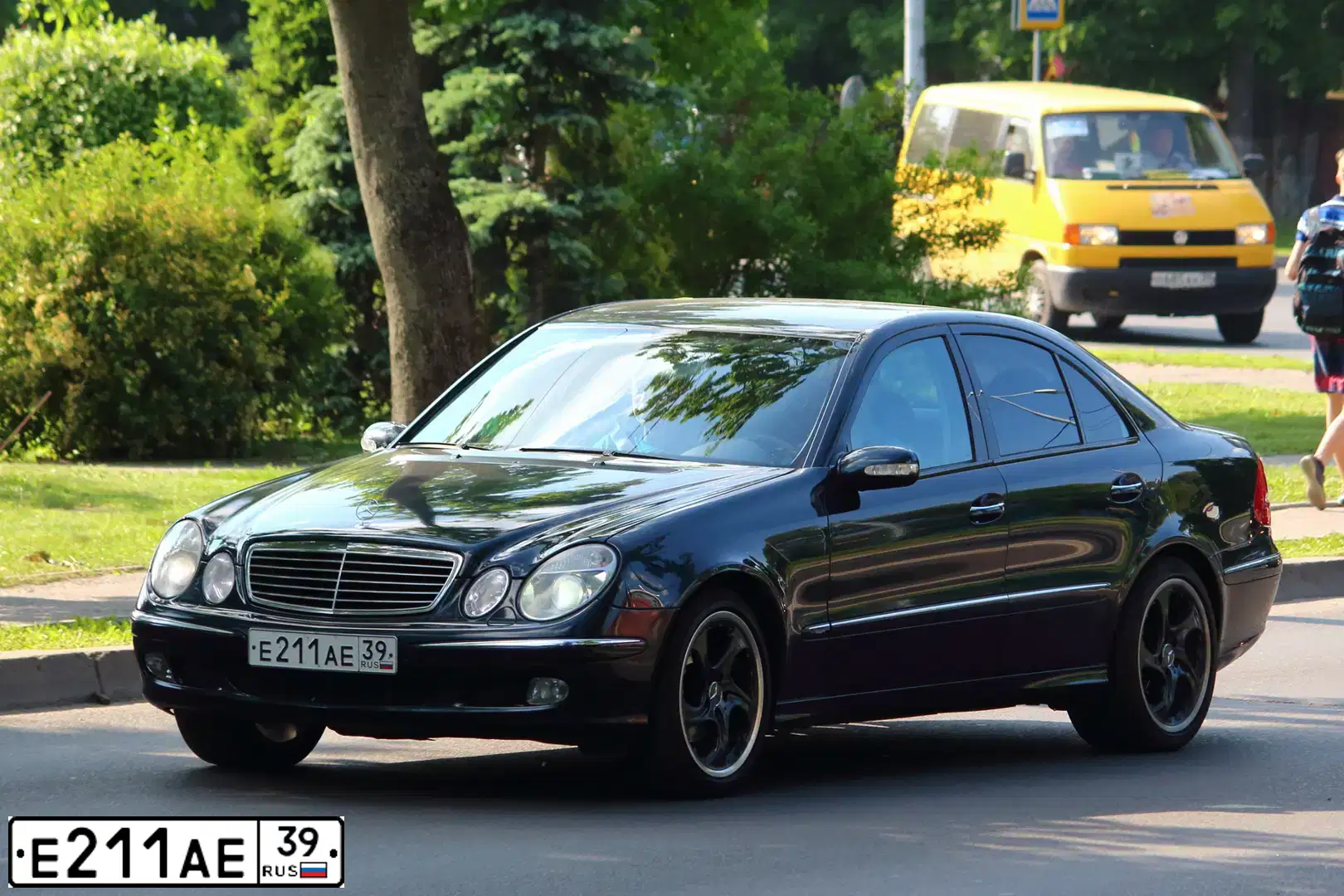 Фото автомобиля MERCEDES E-KLASSE, 2002 — госномер Е211АЕ39. Цвет: СИНИЙ
