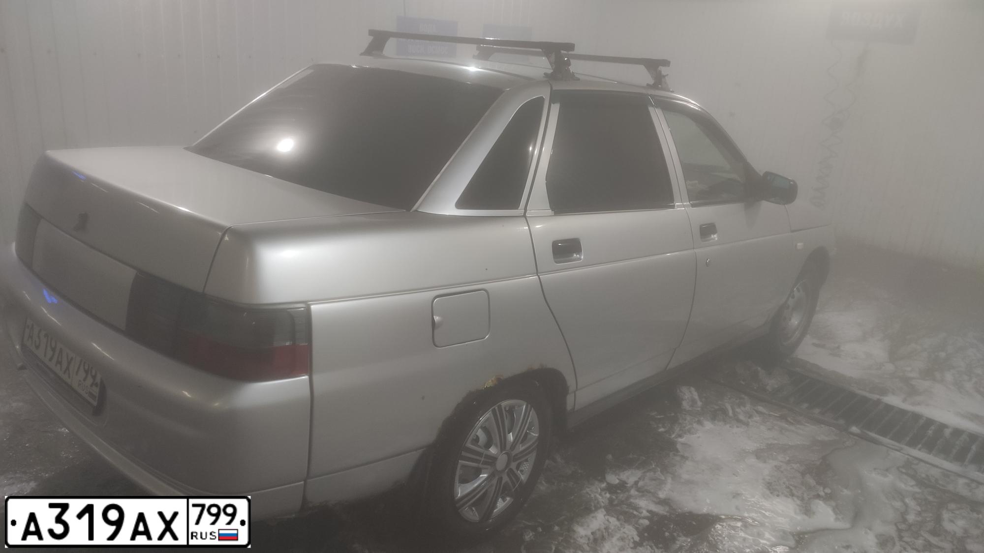 Фото автомобиля LADA 2110, 2004 — госномер В585ОС790. Цвет: Светло-Серебристый металлик