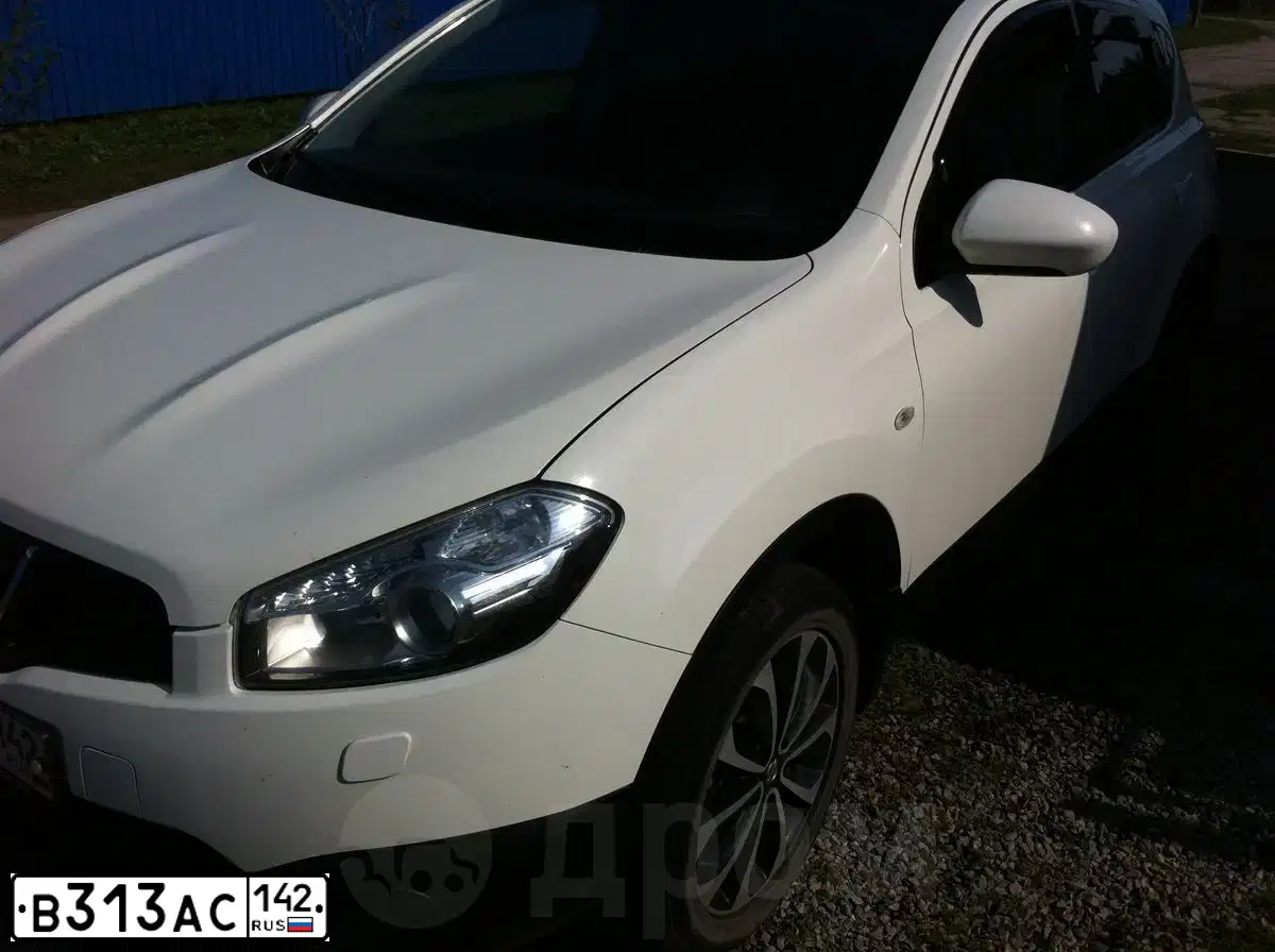 Фото автомобиля NISSAN QASHQAI, 2011 — госномер О560НК142. Цвет: Белый