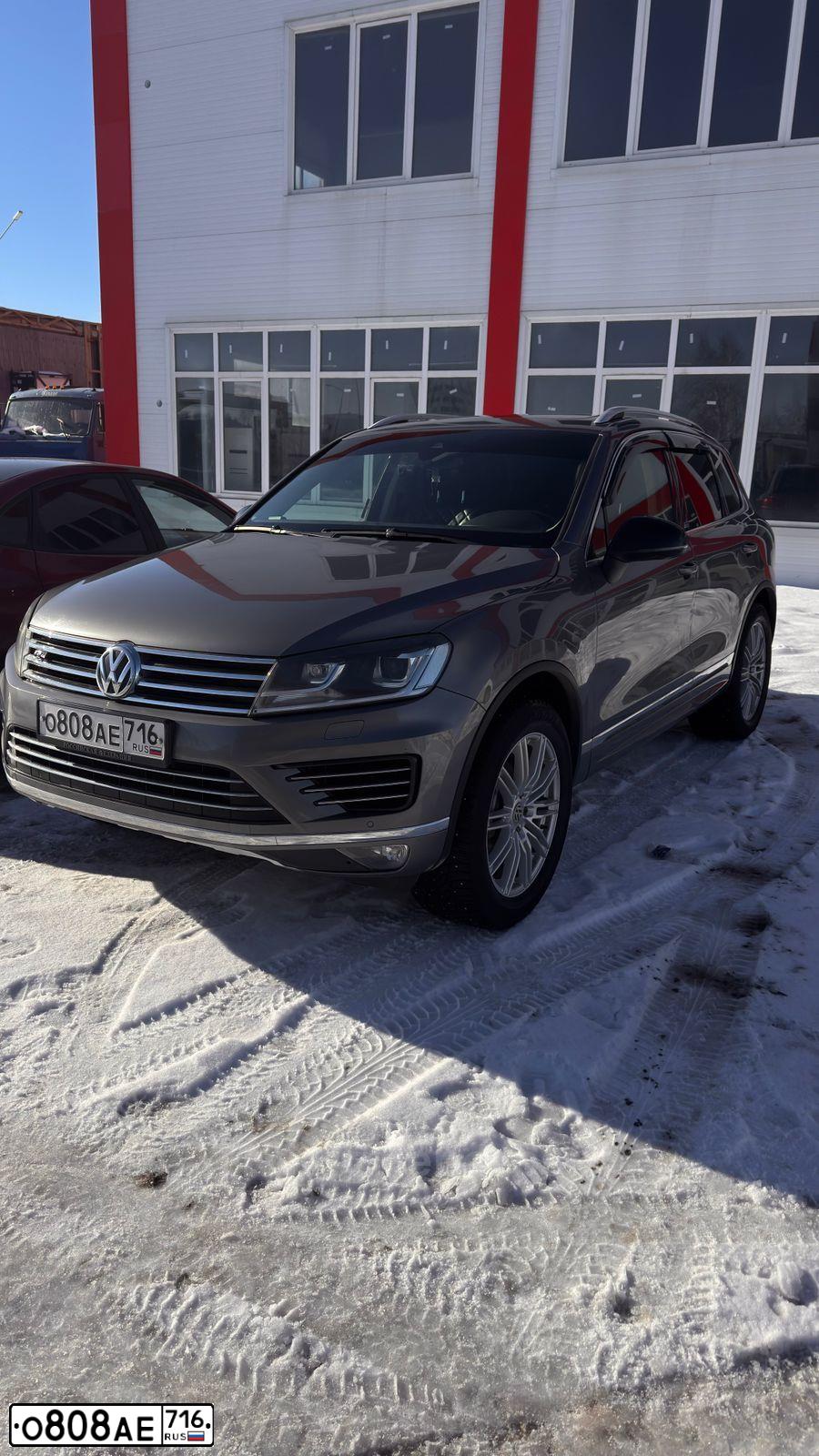 Фото автомобиля VOLKSWAGEN TOUAREG, 2017 — госномер О808АЕ716. Цвет: Серый
