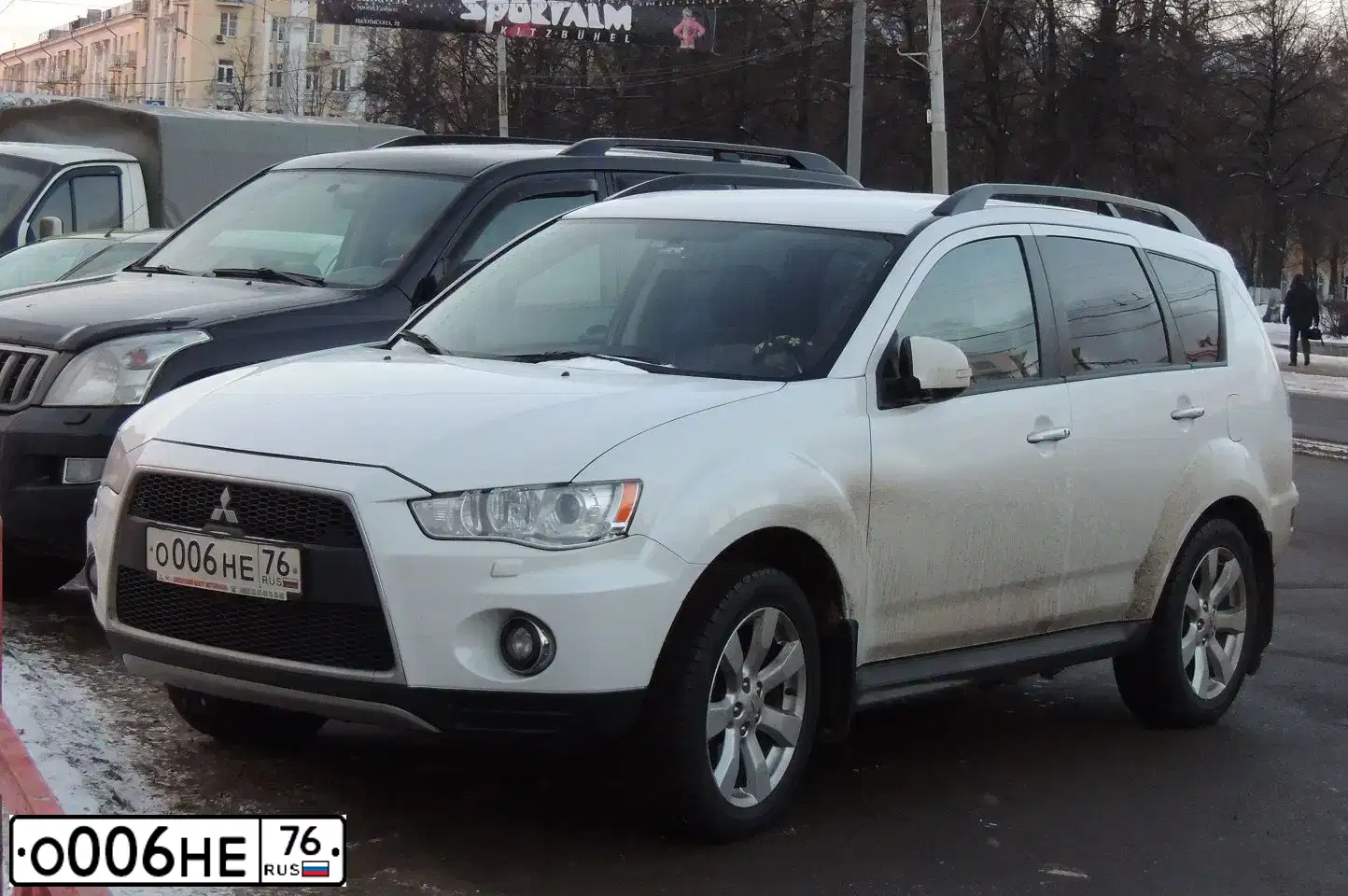 Фото автомобиля MITSUBISHI OUTLANDER, 2011 — госномер О006НЕ76. Цвет: БЕЛЫЙ