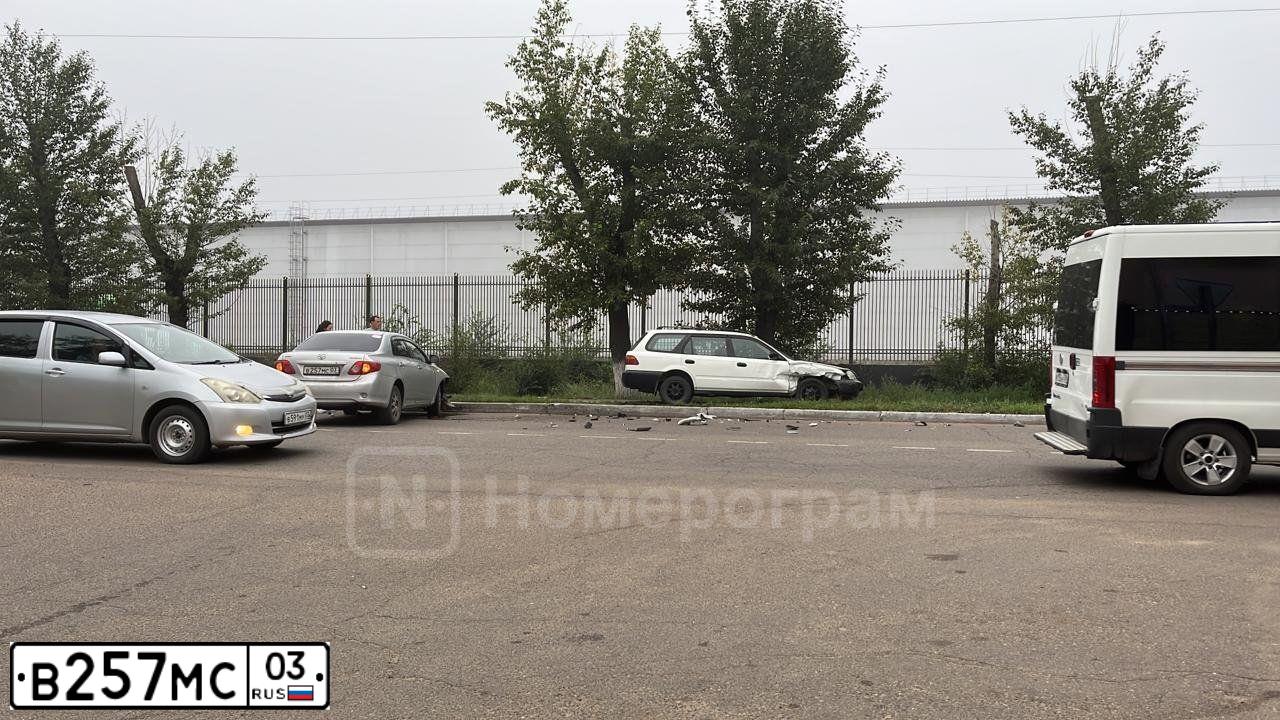 Фото автомобиля TOYOTA COROLLA, 2007 — госномер В353СК750. Цвет: СЕРЕБРИСТЫЙ