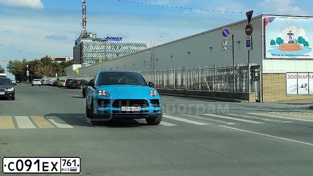 Фото автомобиля PORSCHE MACAN, 2019 — госномер В486НС797. Цвет: голубой