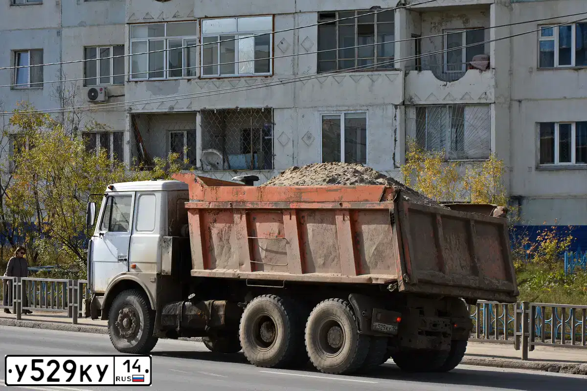 Фото автомобиля MAZ 5516 /6X4/, 2005 — госномер Н097КА14. Цвет: БЕЛЫЙ