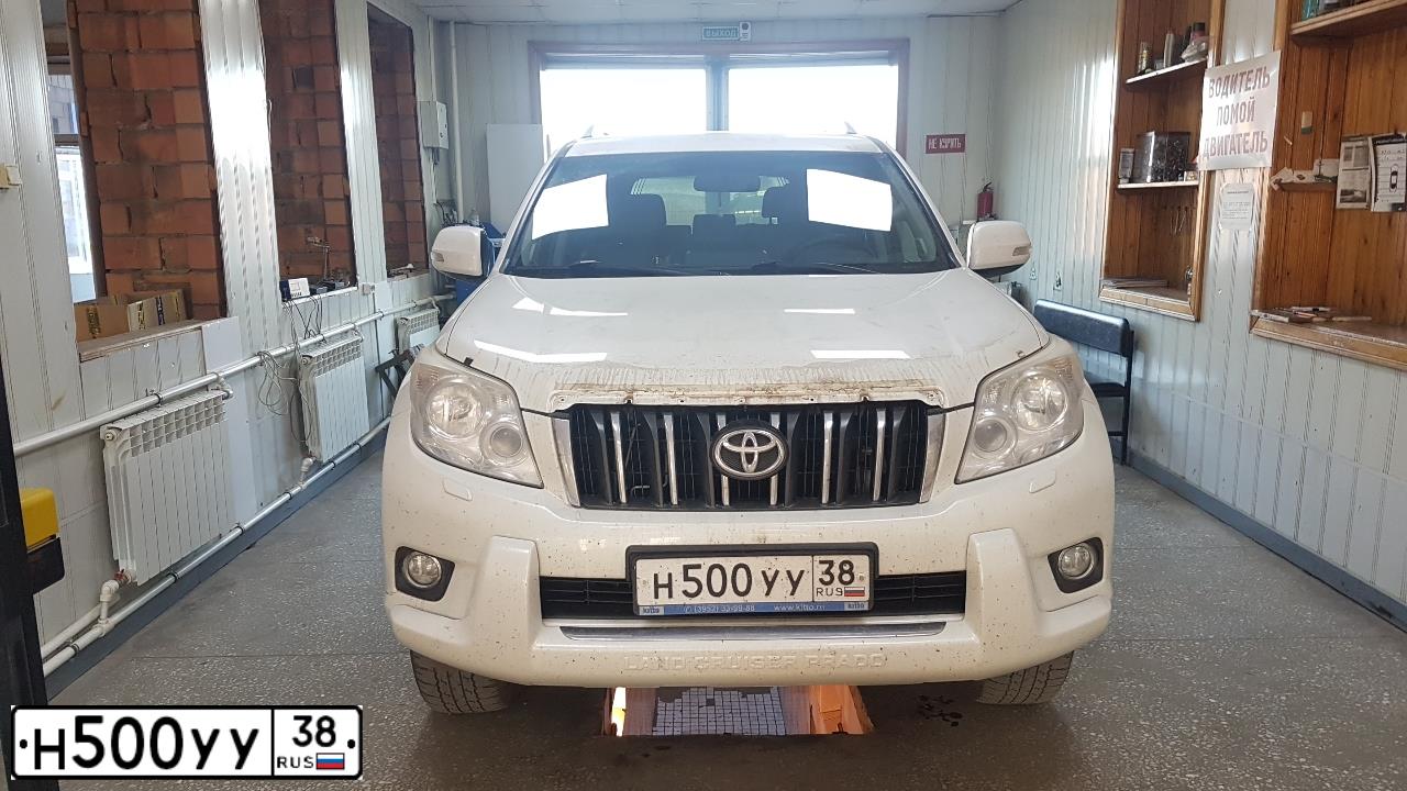Фото автомобиля TOYOTA LANDCRUISER, 2011 — госномер У080ТЕ38. Цвет: Белый