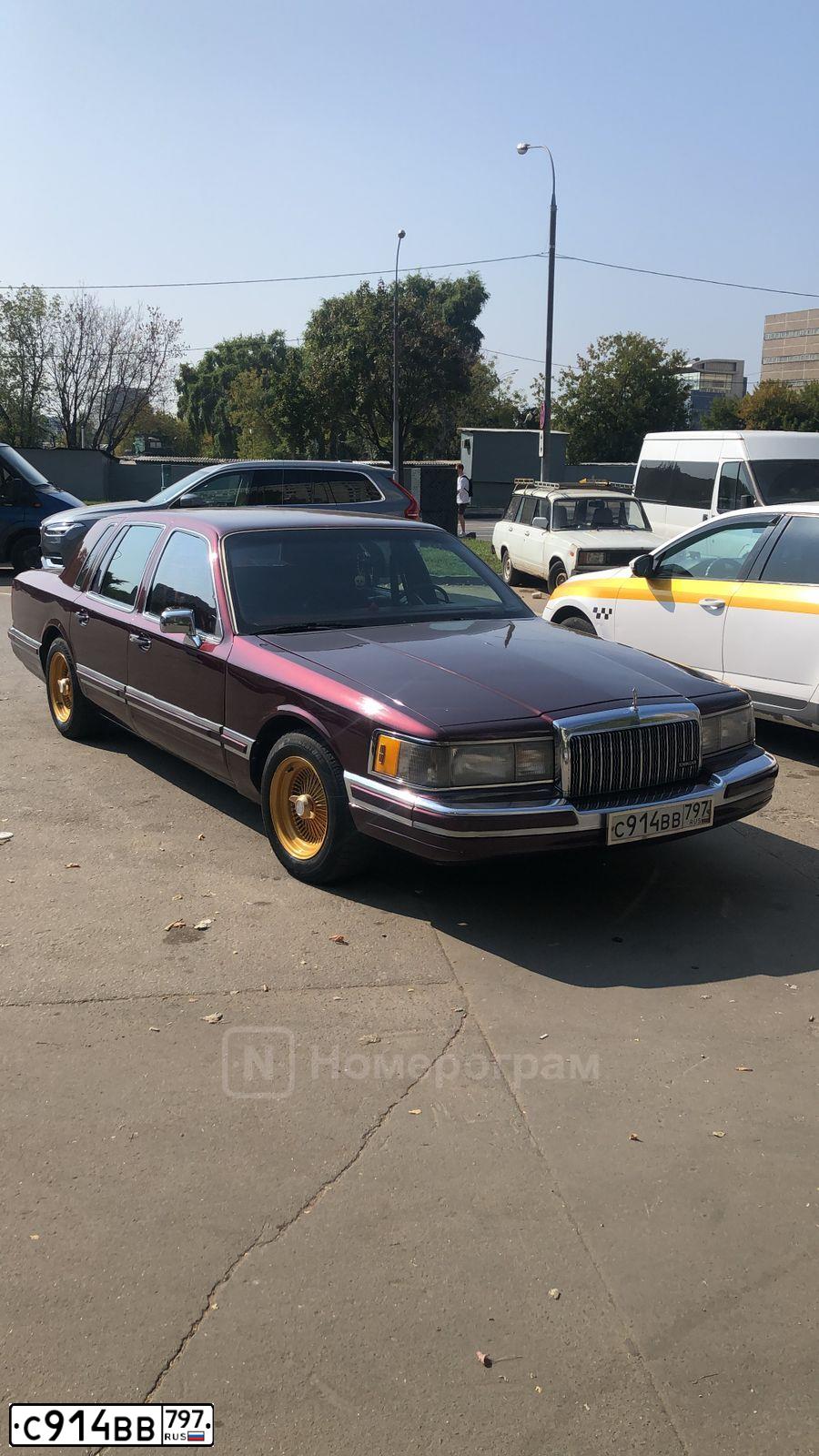 Фото автомобиля LINCOLN TOWN CAR, 1990 — госномер С914ВВ797. Цвет: ВИШНЕВЫЙ