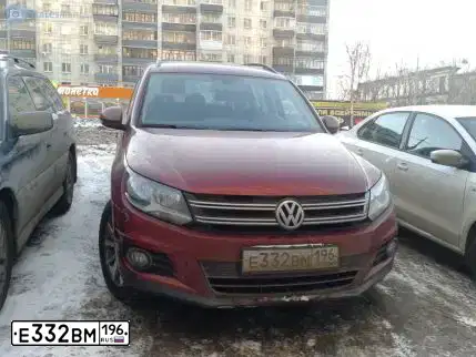 Фото автомобиля VOLKSWAGEN TIGUAN, 2016 — госномер Е332ВМ196. Цвет: ТЕМНО-КРАСНЫЙ