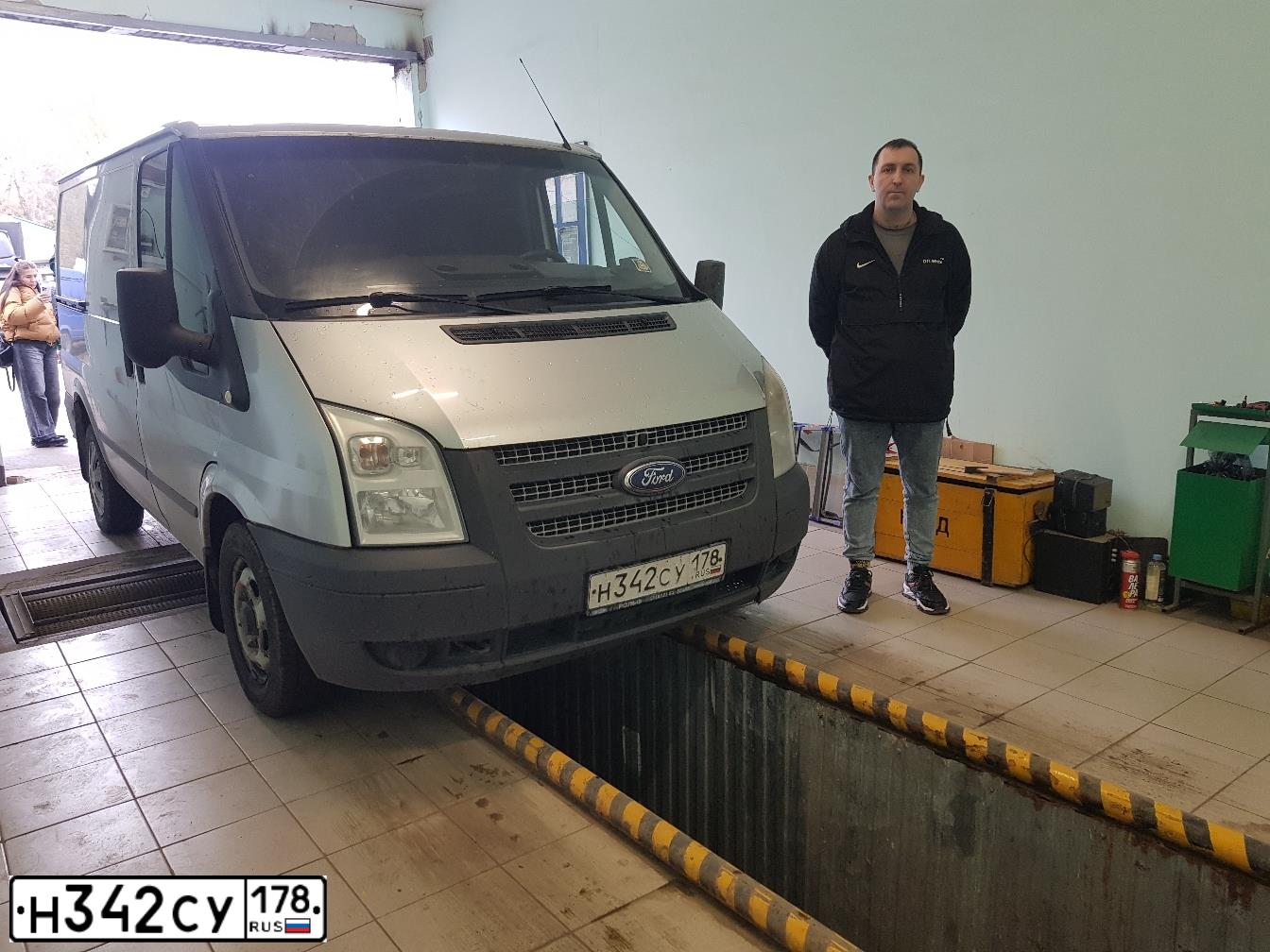 Фото автомобиля FORD TRANSIT, 2012 — госномер М526УМ763. Цвет: Серебристый
