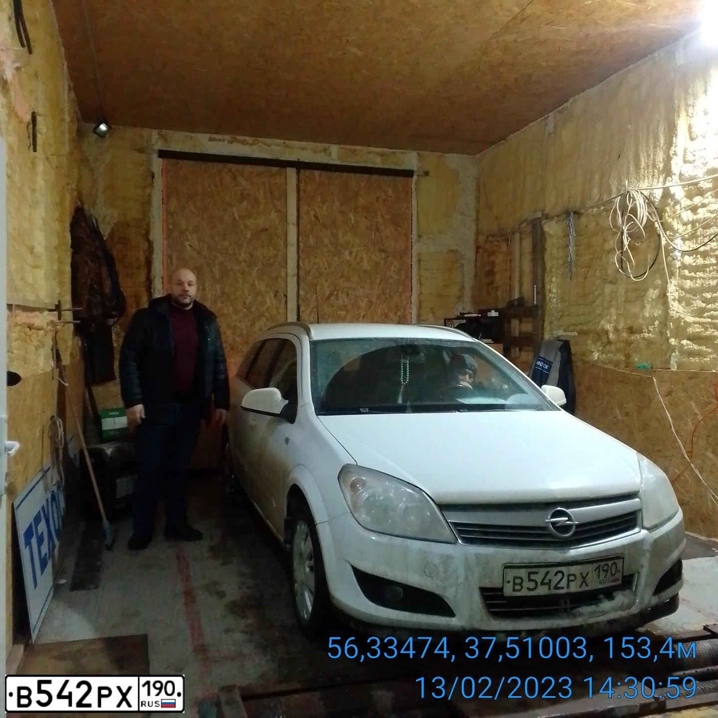 Фото автомобиля OPEL ASTRA, 2011 — госномер В542РХ190. Цвет: Белый