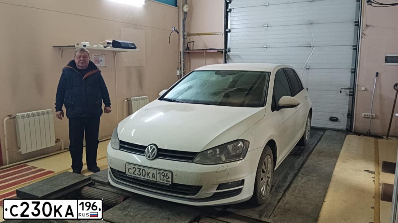 Фото автомобиля VOLKSWAGEN GOLF, 2013 — госномер В491ВЕ180. Цвет: Белый