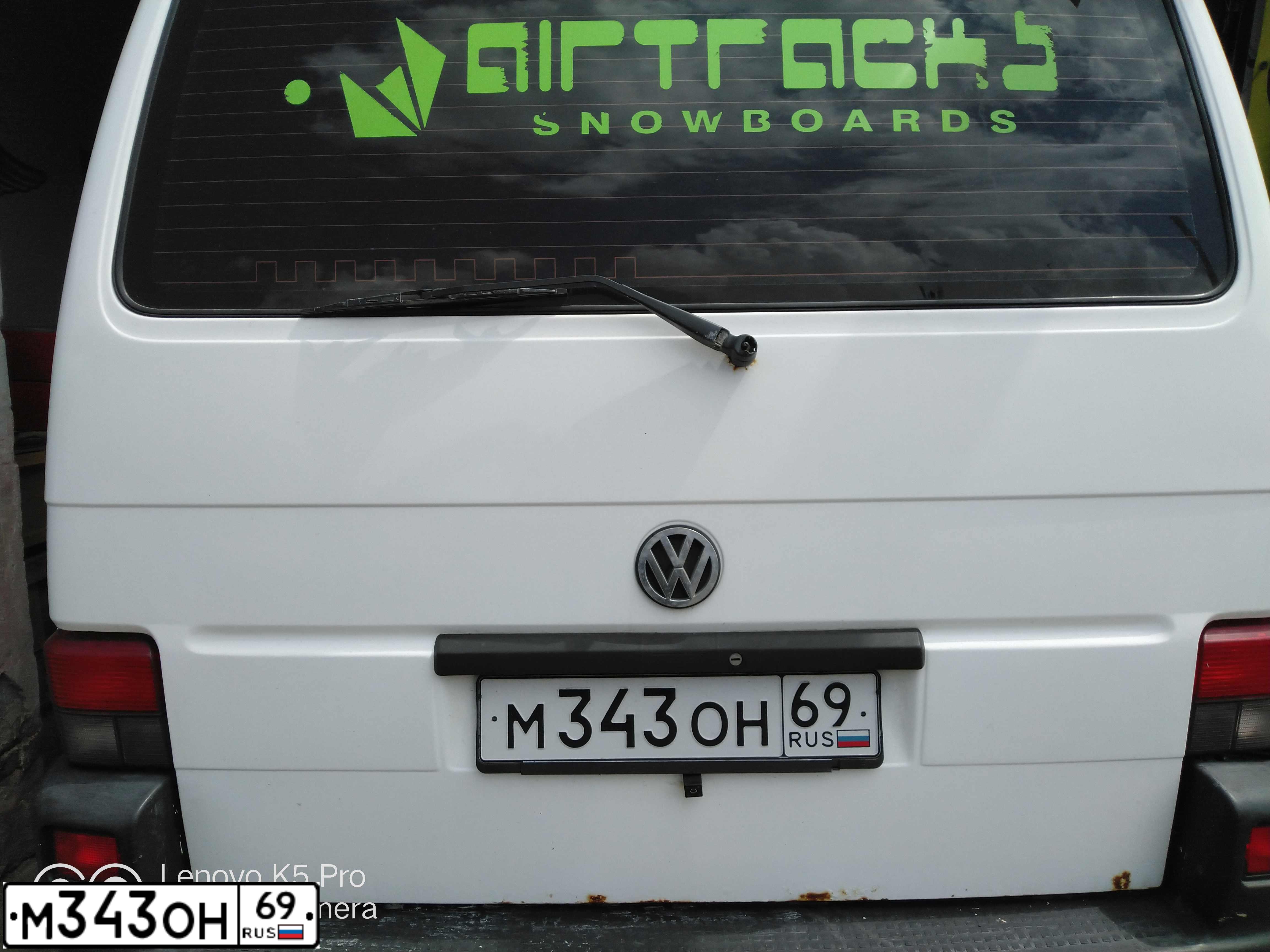 Фото автомобиля VOLKSWAGEN TRANSPORTER, 1999 — госномер М343ОН69. Цвет: Белый