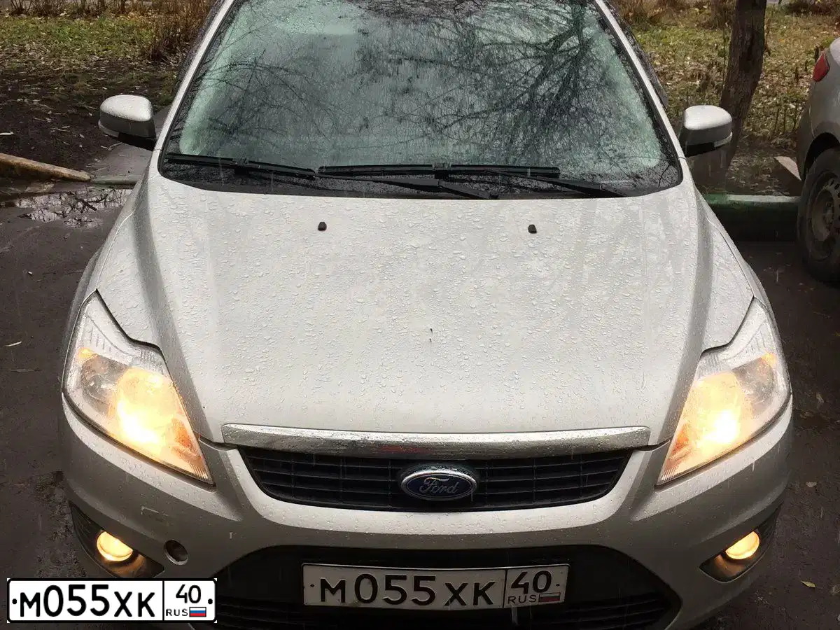 Фото автомобиля FORD FOCUS, 2011 — госномер М055ХК40. Цвет: Серебристый