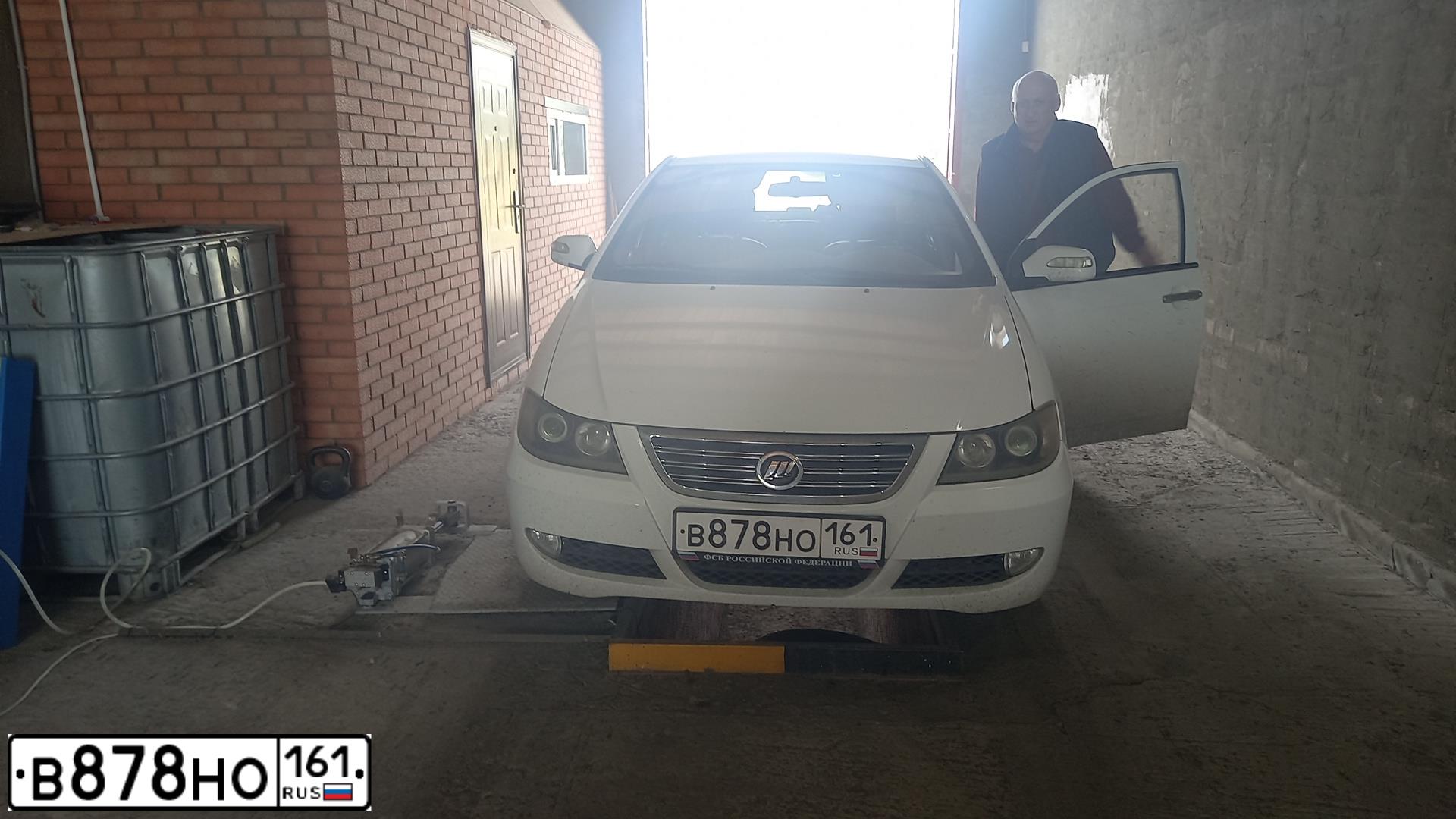 Фото автомобиля LIFAN SOLANO, 2011 — госномер В878НО161. Цвет: Белый
