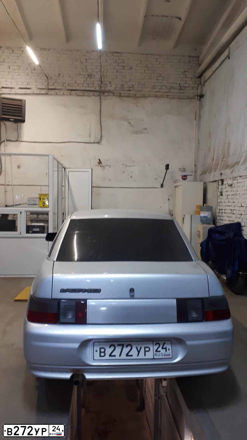 Фото автомобиля LADA 2110, 2004 — госномер В272УР24. Цвет: Белый (светло-серебристый металлик)