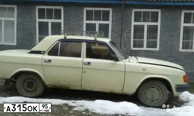 Фото автомобиля GAZ 3102 WOLGA, 1993 — госномер Е525НХ64. Цвет: СВЕТЛО-БЕЖЕВЫЙ