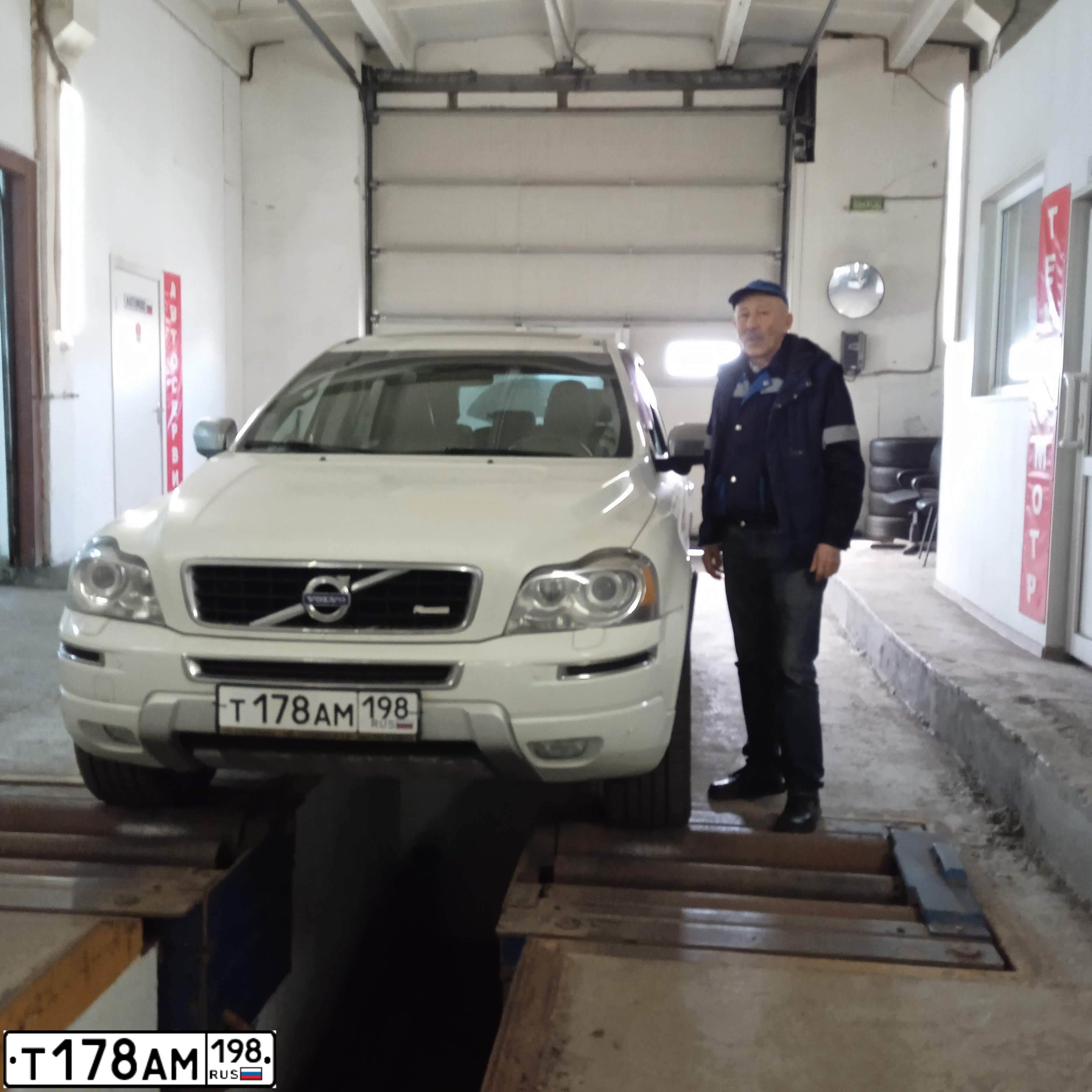 Фото автомобиля VOLVO XC90, 2013 — госномер У393НМ178. Цвет: Белый