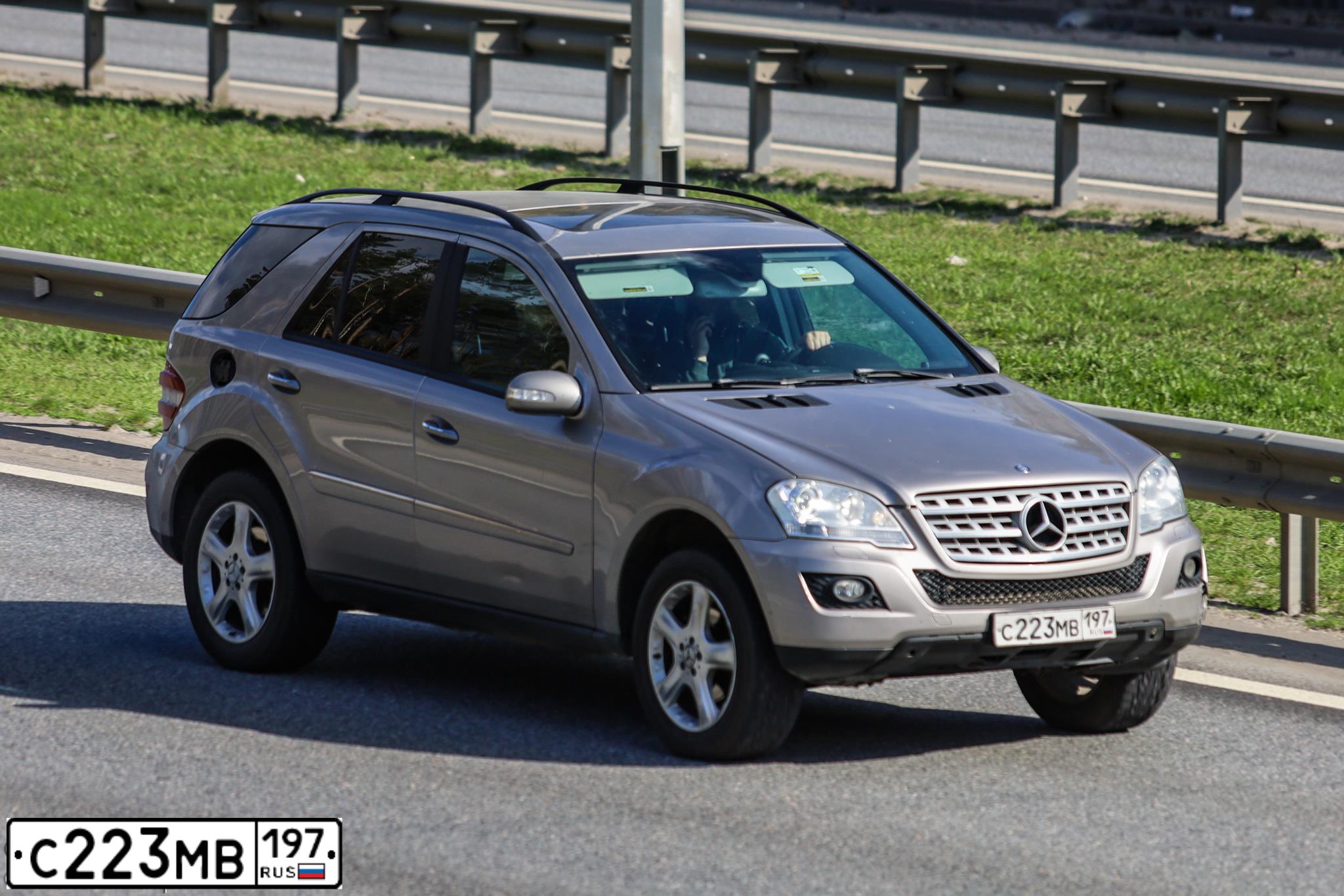 Фото автомобиля MERCEDES M-KLASSE, 2005 — госномер С223МВ197. Цвет: СЕРЫЙ