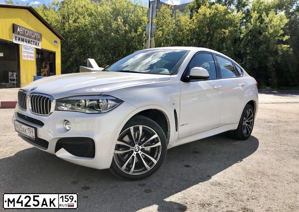 Фото автомобиля BMW X6, 2017 — госномер М104ОХ196. Цвет: БЕЛЫЙ МЕТАЛЛИК